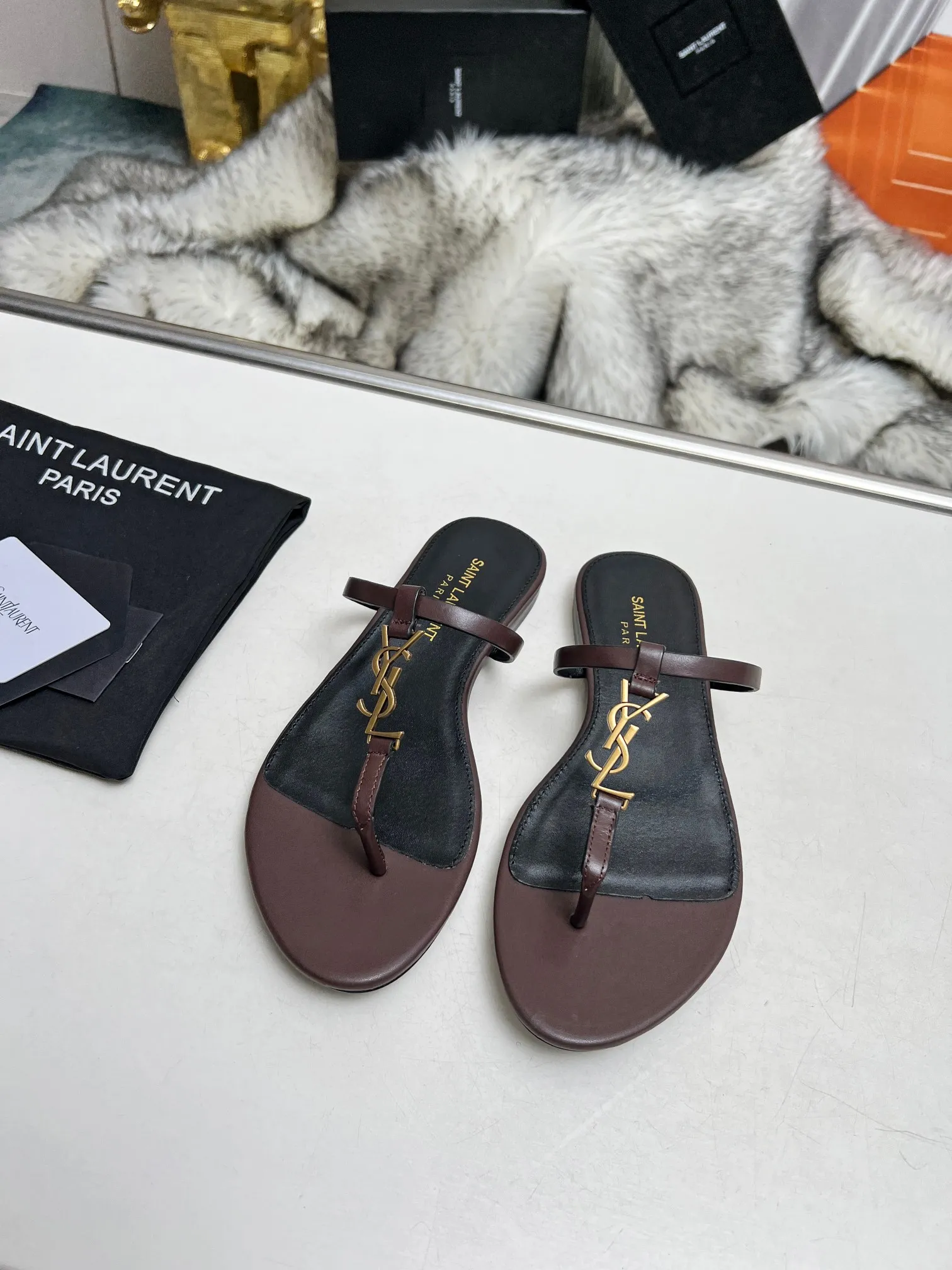 👟👟Ex-factory price 340👟👟 Genuine leather sole +40 Factory number: 5678-2 "Saint Laurent" YSL counter classic flip-flops. High-end customization and top quality. Continuing the family's classic hardware buckle design, it is simple and elegant. The flat 1CM bottom makes it easy for women to control. The unique back buckle design can make the shoes exude a sexy, sweet and feminine look. ▪️Upper: imported grade A cowhide ▪️outsole: Italian cowhide ▪️inner/foot pad: imported sheepskin ▪️heel height: 1cm ▪️size: 35-44 (43 44 customized, non-returnable)